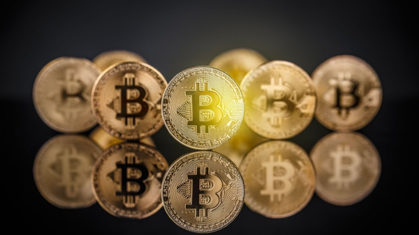 Биткоин консолидируется на фоне роста активности в сфере деривативов